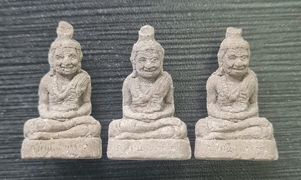 เคาะแรกแดง..พ่อปู่ฤาษ๊นารอด ๔๕..ผงมงคล รวม ๓ ตน ไม่มีกล่อง..ลพ.ดำ วัดเขาพูลทอง จันทบุรี / จัดส่ง ems