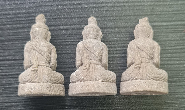 เคาะแรกแดง..พ่อปู่ฤาษ๊นารอด ๔๕..ผงมงคล รวม ๓ ตน ไม่มีกล่อง..ลพ.ดำ วัดเขาพูลทอง จันทบุรี / จัดส่ง ems