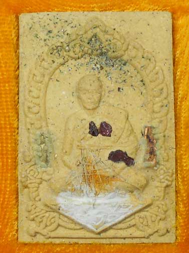 พระผงรูปเหมือนหลังสิงห์ รุ่นแรก หลวงปู่ป่วน วัดช้างน้อย อยุธยา ปี58 กล่องเดิม เลขมงคล426