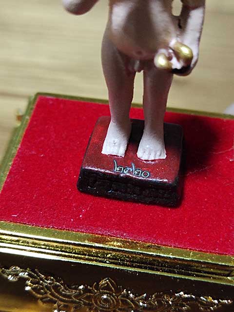 รูปเหมือนตั้งหน้ารถ ส้มฉุน รุ่นพารวย64 เลข 2320