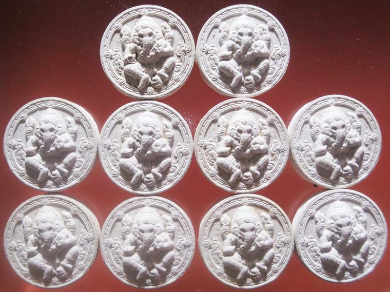 พระพิฆเนศเนื้อผง ครูบากฤษณะ (รุ่นสร้างพระใหญ่ท้าวมหาพรหม) จำนวน 10 องค์...(มีกล่องชำรุด ครับ)...