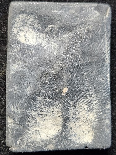 พระสมเด็จพิมพ์รูปเหมือนขาโต๊ะ หลัง ลายนิ้วมือ