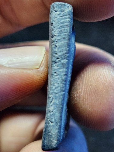 พระสมเด็จพิมพ์รูปเหมือนขาโต๊ะ หลัง ลายนิ้วมือ