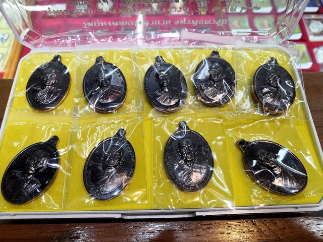 เหรียญ 9 เกจิ จตุรพิธพรชัย2 ชุดเนื้อทองแดงรมดำโบราณ อ.แจ้ ลพ.เณร ลพ.พัฒน์ ลพ.เหิน ปลุกเสก