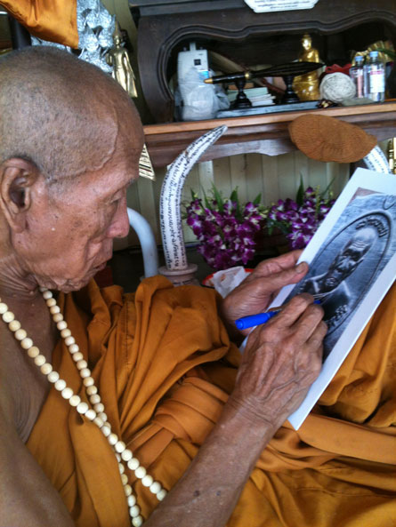 เนื้อเงิน เหรียญหลวงปู่คำบุ วัดกุดชมภู จ.อุบลฯ ปี2556เลข25 รุ่นสร้างบารมี100ปี วัดกุดชมภู พร้อมกล่อง