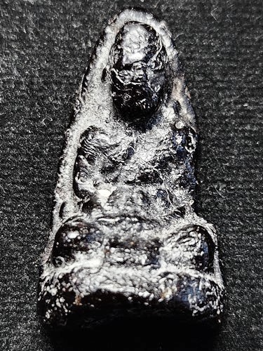 วัดโตนดหลวง  เพชรบุรี รูปเหมือนหลวงพ่อทองศุข เนื้อครั่งโบราณ ฝังตะกรุด