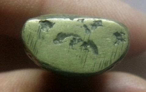 **เบา​ๆ​**พระปิดตามหาลาภ หลังยันต์ หล่อเก่า เนื้อทองผสม ไม่ทราบที่**สวยๆ เชิญชมครับ 