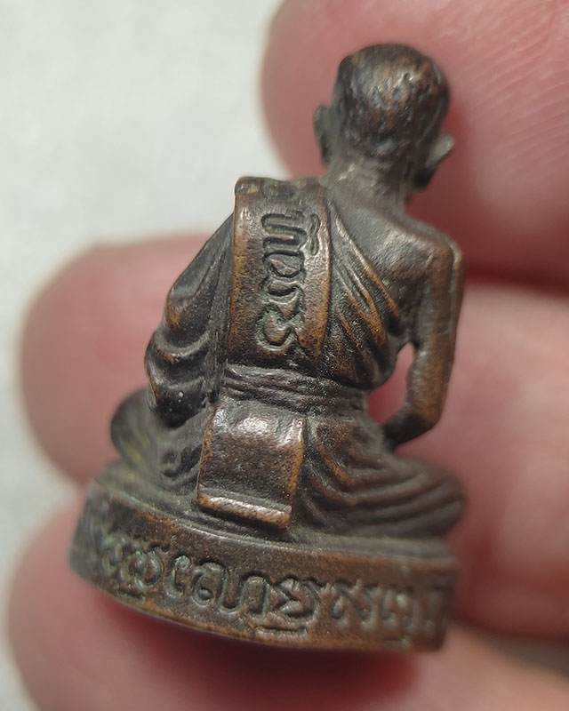 รูปหล่อหลวงพ่อม่วง วัดบ้านทวน จ.กาญจนบุรี ใต้ฐานอุดกริ่ง