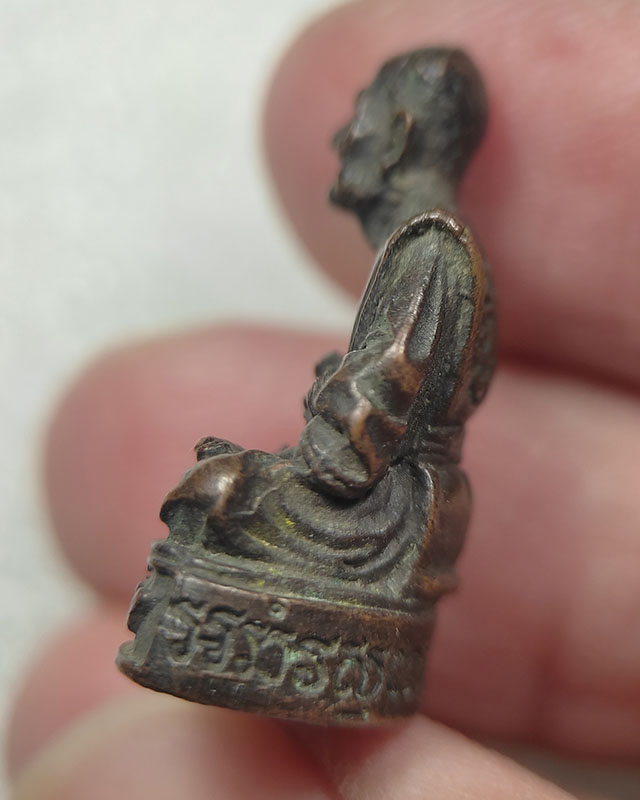 รูปหล่อหลวงพ่อม่วง วัดบ้านทวน จ.กาญจนบุรี ใต้ฐานอุดกริ่ง