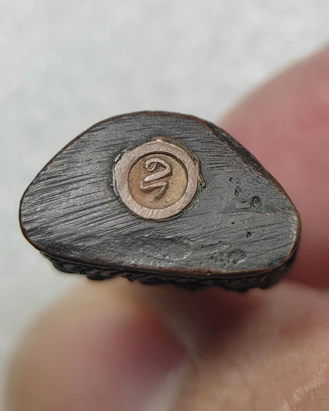 รูปหล่อหลวงพ่อม่วง วัดบ้านทวน จ.กาญจนบุรี ใต้ฐานอุดกริ่ง