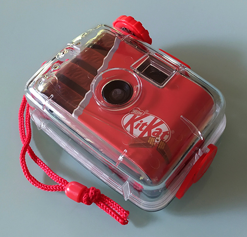 กล้องฟิลม์ Kitkat ของแท้ สีแดง ตัวนิยม สภาพสวยตามรูป ใช้งานได้ปกติ กล้องกันน้ำได้ เปลี่ยนฟิลม์ได้