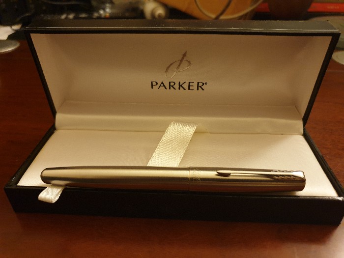 ปากกาหมึกซึม PARKER สีเงินสเตนเลส แบบสวมปลอก 