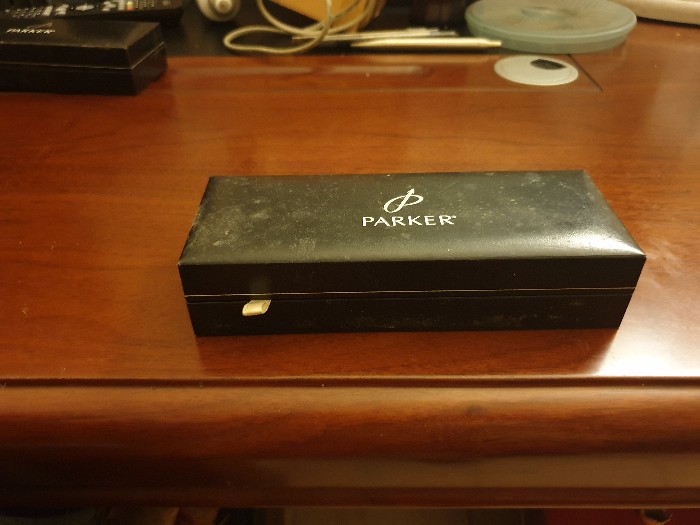 ปากกาลูกลื่น PARKER สีเงิน-ทอง แบบหมุน 