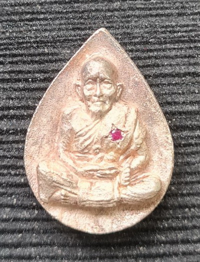 เคาะแรกแดง..เหรียญหล่อหยดน้ำ ๖๕..เนื้อเงินฝังพลอยแดง กล่องเดิม..ลป.นน สำนักสงฆ์เขาพรานธูป ประจวบฯ