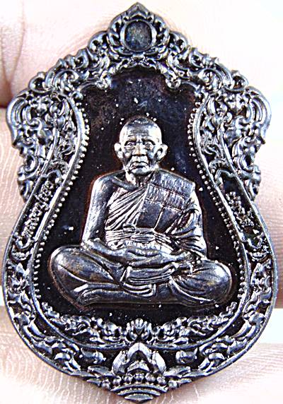 เหรียญหลวงปู่เฮง ปภาโส วัดบ้านด่านช่องจอม จ.สุรินทร์ ปี2565 รุ่นสรงน้ำ96