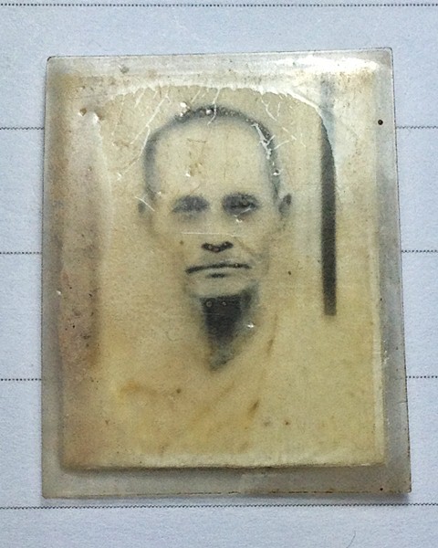 วัดใจครับ เคาะเดียวแดง ได้แค่ไหนเอาเท่านั้น รูปถ่ายหลังยันต์ปั๊มเก่าไม่ทราบที่ครับ