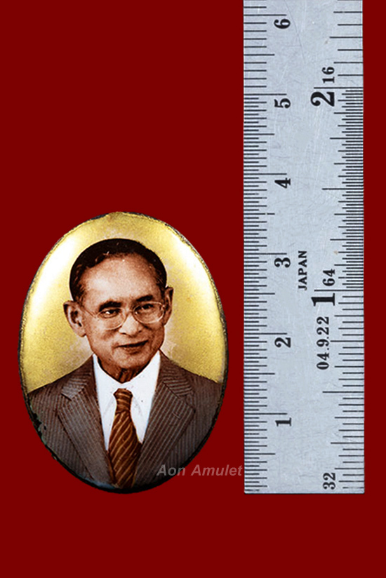 ล็อกเก็ตวงรีพิมพ์ใหญ่ฉากสีทองหลังแผ่นเงิน ร.9 วัดสุทธาราม พ.ศ.2550 หมายเลข 242