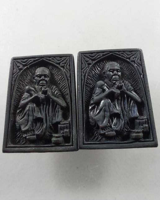 " เหรียญหล่อ พรปีใหม่ หลวงพ่อคูณ ปริสุทโธ วัดบ้านไร่ จ.นครราชสีมา ปี 2537 กล่องเดิม สวยๆ 2 เหรียญครั