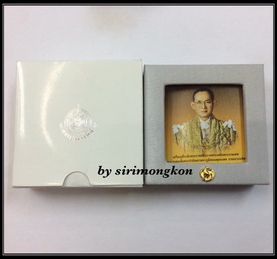เหรียญในหลวง รัชกาลที่9 ที่ระลึกพระราชพิธีถวายพระเพลิงพระบรมศพ เนื้อเงินแท้ กล่องเดิมครบชุด