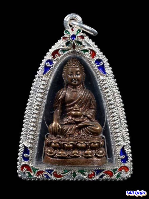 พระกริ่งธรรมจักร เนื้อสำริด หลวงพ่อมหาวิบูลย์ วัดโพธิคุณ เลี่ยมกรอบเงินพร้อมใช้ครับ