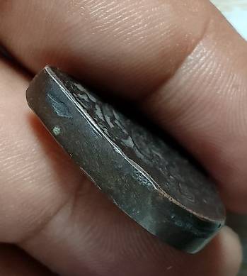 เหรียญหล่อเก่า ลงอักขระ เนื้อทองผสม 