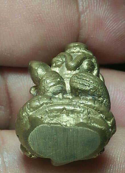 พระหล่ออุปคุต ถือบัว เนื้อทองเหลือง 