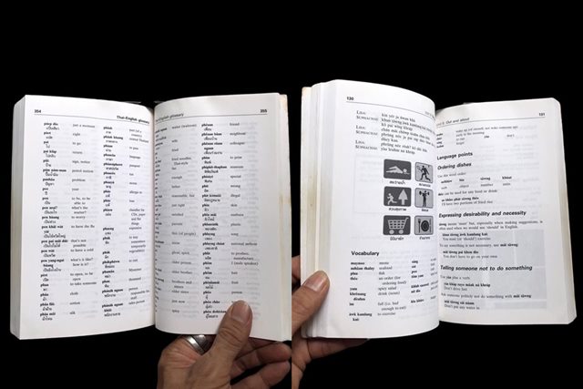 หนังสือ แปลไทยเป็นอังกฤษ พร้อมCD และเทป คลาสสิคมาก เก่าๆเหมาะสำหรับชาวต่างชาติ อยากพูดไทยครับ