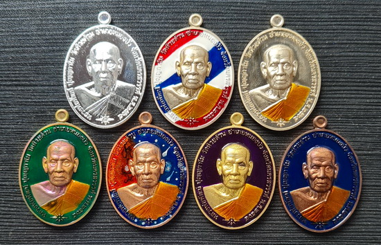 เคาะแรกแดง..๑๐๐ ปี รวยชนะจน..รวม ๗ เหรียญ กล่องเดิม..กะไหล่เงิน + คละเนื้อ..ลพ.พัฒน์ / จัดส่ง ems