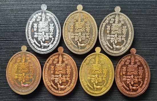เคาะแรกแดง..๑๐๐ ปี รวยชนะจน..รวม ๗ เหรียญ กล่องเดิม..กะไหล่เงิน + คละเนื้อ..ลพ.พัฒน์ / จัดส่ง ems