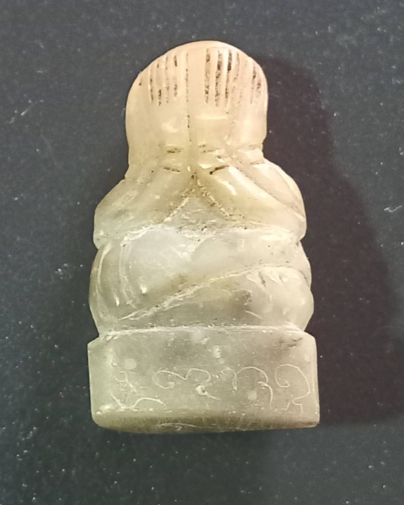 พระปิดตา เนื้อหินแกะ ฐานเขียง เก่ามีจาร