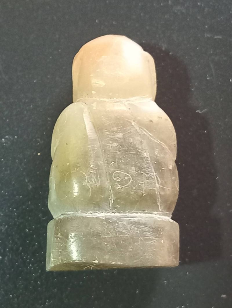 พระปิดตา เนื้อหินแกะ ฐานเขียง เก่ามีจาร