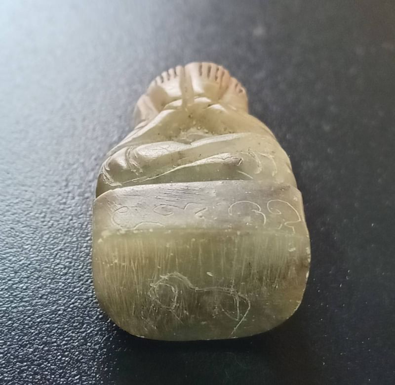 พระปิดตา เนื้อหินแกะ ฐานเขียง เก่ามีจาร