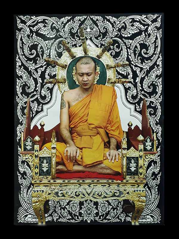 รูปถ่ายนั่งธรรมาสน์หลังลายไทย (ขนาดบูชา) หลวงพ่อชำนาญ วัดบางกุฎีทอง จ.ปทุมธานี ปี2551