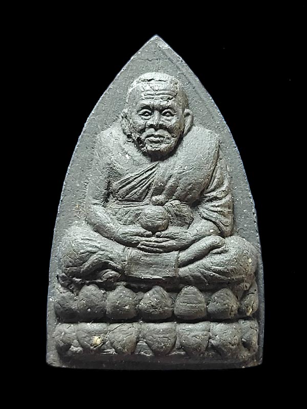 หลวงปู่ทวดหลังพระพิฆเนศ หลวงปู่หมุน วัดบ้านจาน ปลุกเสก เมื่อ อายุ 106 ปี ในปี พ.ศ 2543 เนื้อผงดำ ออก