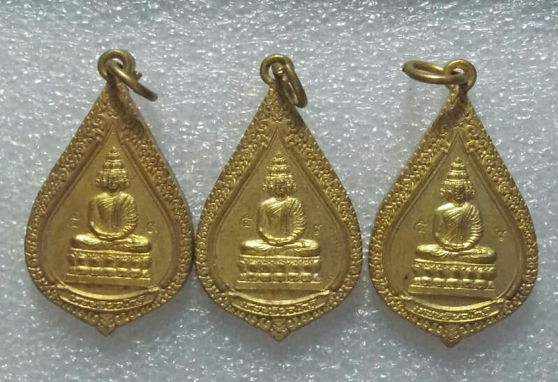 เหรียญเศษรฐีนวโกฎิ วัดมาบตอง ระยอง ตอกหมายเลข ๕  ๓ เนื้อกะไหล่ทอง  3  เหรียญ 