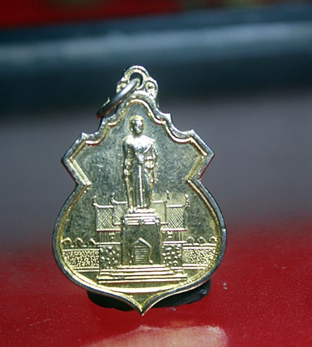 A213หรียญท้าวสุรนารี ( ย่าโม )เนื้อกะไหล่ทอง ปี2517 หลวงพ่อคูณ วัดบ้านไร่ ปลุกเสก