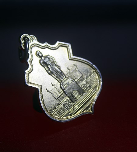 A213หรียญท้าวสุรนารี ( ย่าโม )เนื้อกะไหล่ทอง ปี2517 หลวงพ่อคูณ วัดบ้านไร่ ปลุกเสก