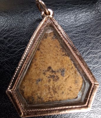 พระโพธิจักรพิมพ์ห้าเหลี่ยม  ท่านพ่อลี เนื้อเกสร ปี๒๕๐๐  เลี่ยมนาค