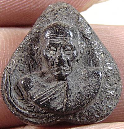 รูปพิมพ์ใบโพธิ์หลวงพ่อแดง วัดศรีมหาโพธิ์ ปี ๓๘ (ผู้สร้าง ลป ทวด 5 แชะอันโด่งดัง)ฝังเพชรหน้าทั่ง