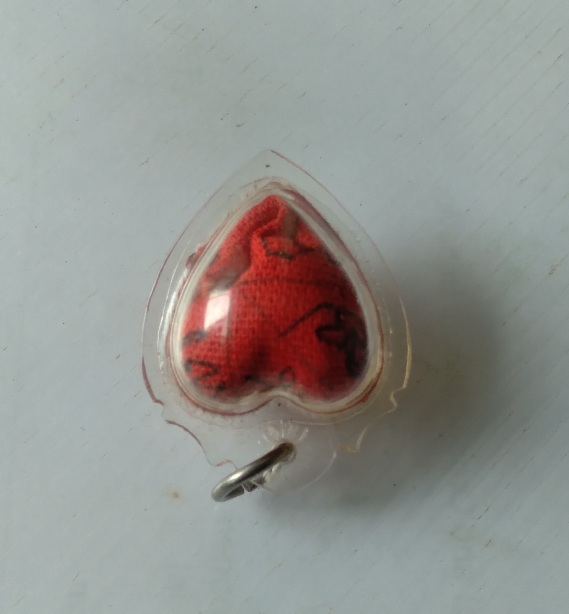 ผ้ายันต์แดงมีจาร์เลี่ยมพลาสติก