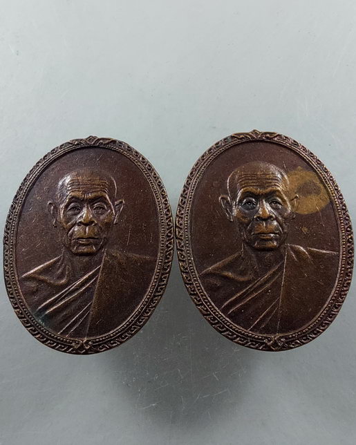 " เหรียญ ขจัดภัย หลวงพ่อพุธ ฐานิโย วัดป่าสาลวัน จ.นครราชสีมา ปี 2532 ทีเดียว 2 เหรียญครับ "