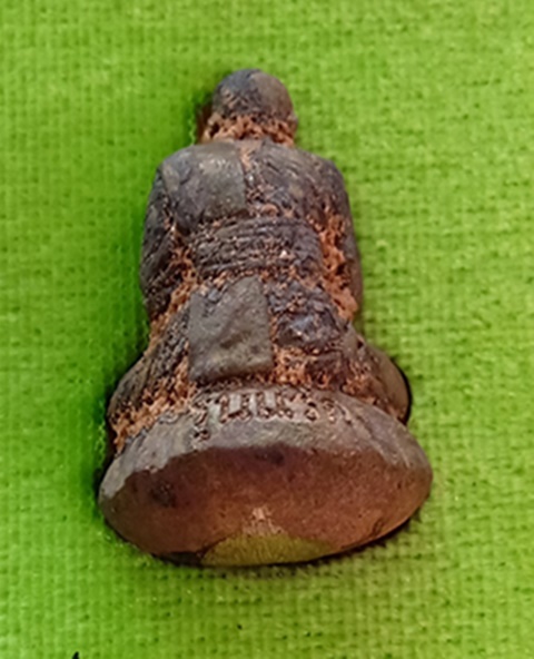 รูปหล่อเบ้าทุบ รุ่นแรก หลวงปู่คีบ ธีรปัญโญ เนื้อ นวะเทดินไทย แยกจากชุดกรรมการ สร้าง 299 ชุด