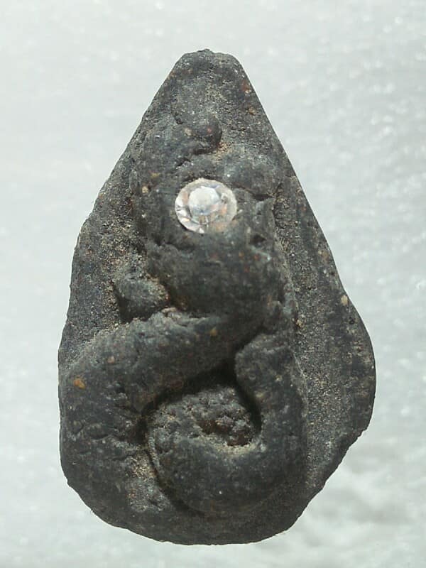 พญานาค เนื้อผง ฝังพลอย 