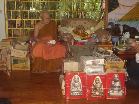 รูปเหมือนปั๊มเตารีดใหญ่ อุดกริ่ง ตอกโค้ด รุ่นบุญสยาม หลวงปู่บุญหนา วัดป่าโสตถิผล สกลนคร ปี2555+กล่อง