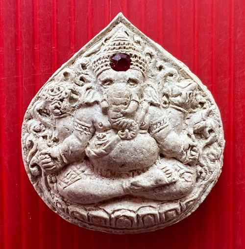 พระพิฆเนศวร์พิมพ์มือโบราณ ด้านหลังฝังเหรียญ หลวงพ่อดำ วัดสันติธรรม จ.สระแก้ว