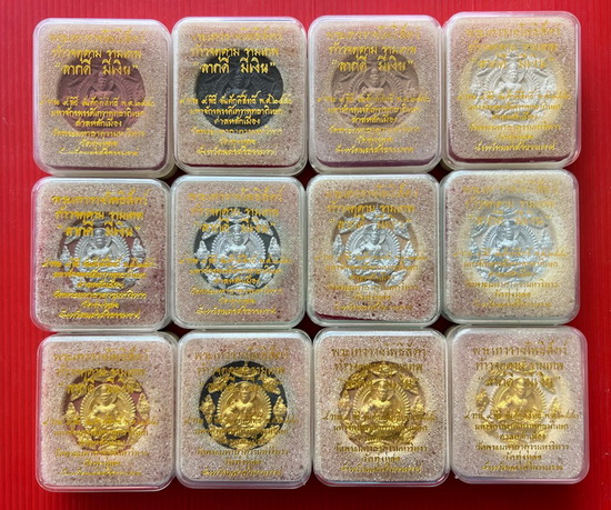 พิเศษ เคาะเดียว 12 องค์ ปัดหน้าทองและหน้าเงิน ฝังตะกรุด และฝังโค๊ดโลหะทุกองค์ รุ่นลาภดี มีเงิน