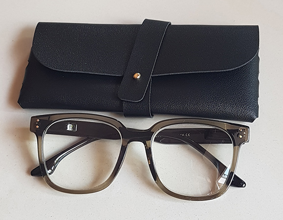 แว่นสายตายาว SOLID FRAME ของใหม่ ดีไซน์สวย พร้อมที่เก็บแว่นตาหนังสีดำหมุดทองสุดหรู ดีไซน์คลาสสิค