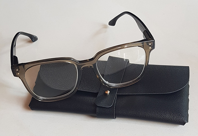 แว่นสายตายาว SOLID FRAME ของใหม่ ดีไซน์สวย พร้อมที่เก็บแว่นตาหนังสีดำหมุดทองสุดหรู ดีไซน์คลาสสิค