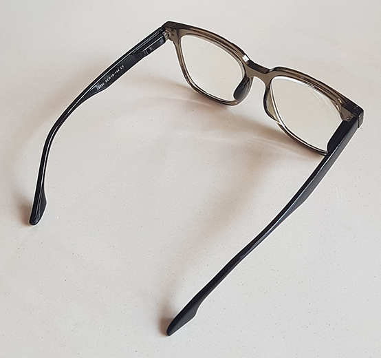 แว่นสายตายาว SOLID FRAME ของใหม่ ดีไซน์สวย พร้อมที่เก็บแว่นตาหนังสีดำหมุดทองสุดหรู ดีไซน์คลาสสิค