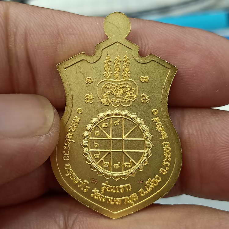 เหรียญท้าวเวสสุวรรณ รุ่นแรก รวยเหนือดวง หลวงพ่อรวย วัดมาบตาพุด จ.ระยอง ปี 2565 เนื้อทองแดงชุบทอง